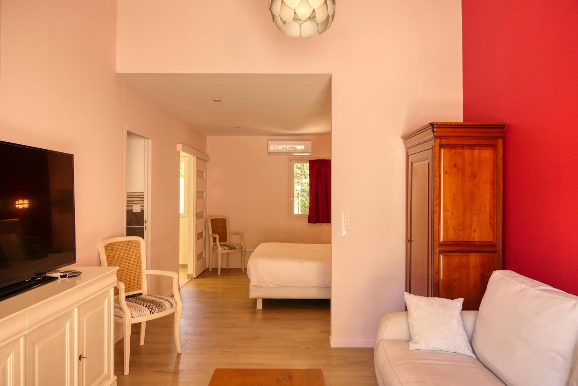 Le Hameau Fleur De Pierres , Chambre , Gite Et Table D'Hotes Murs  Exterior photo