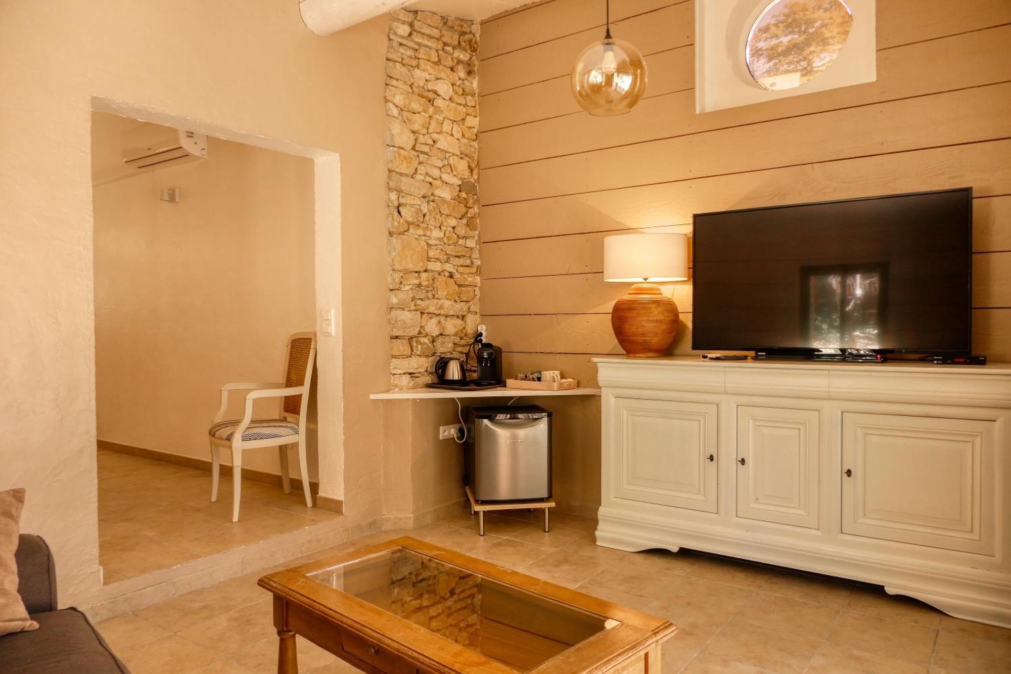 Le Hameau Fleur De Pierres , Chambre , Gite Et Table D'Hotes Murs  Exterior photo