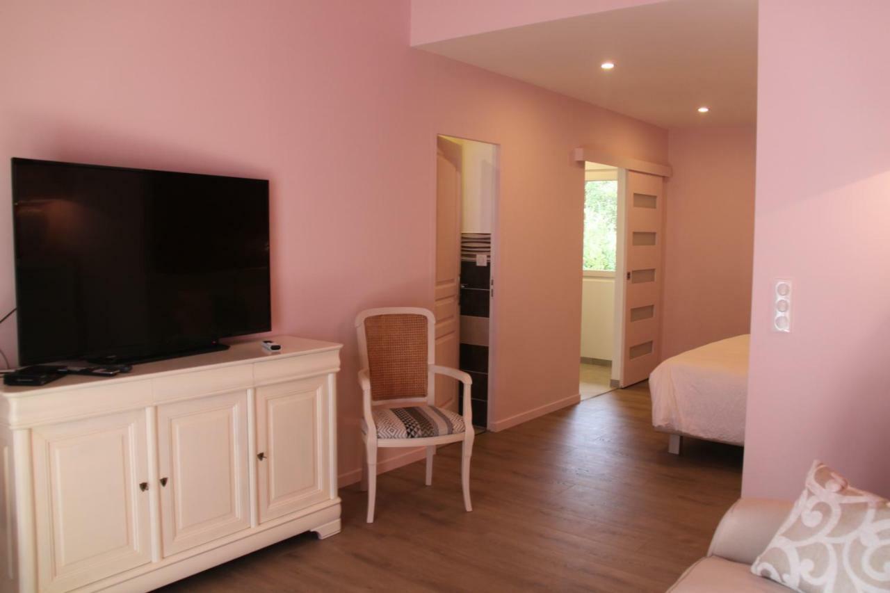 Le Hameau Fleur De Pierres , Chambre , Gite Et Table D'Hotes Murs  Exterior photo